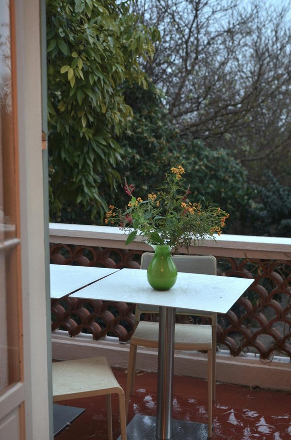 Table pliante balcon : gain d'espace et praticité